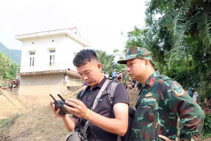 Lực lượng chức năng sử dụng flycam để quan sát từ trên cao, hỗ trợ việc tìm kiếm. Ảnh: CTV