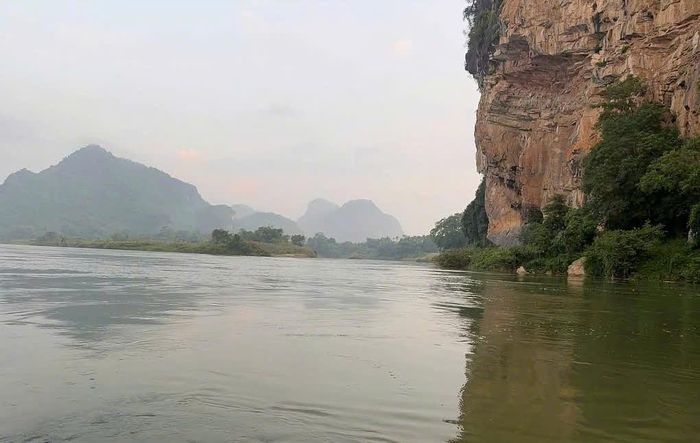 Lòng sông rộng khiến việc tìm kiếm gặp nhiều khó khăn. Ảnh: CTV