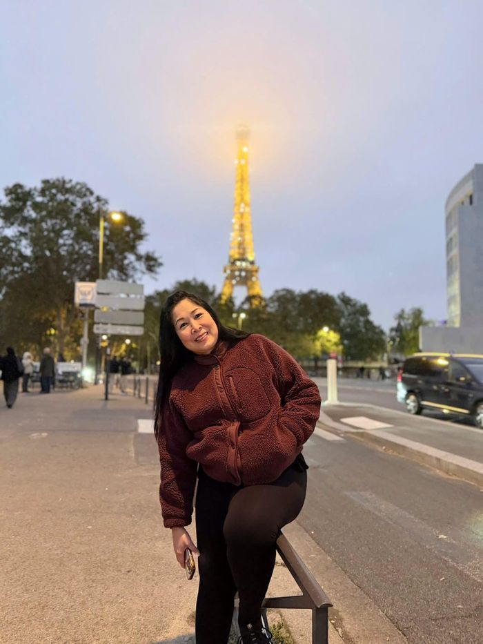 NSND Hồng Vân chụp ảnh lưu niệm bên biểu tượng Pháp - tháp Eiffel.