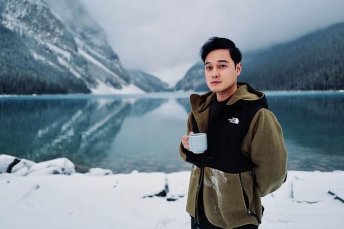 Ca sĩ Quang Vinh thưởng thức cà phê Việt bên hồ băng Louise nổi tiếng Canada. 