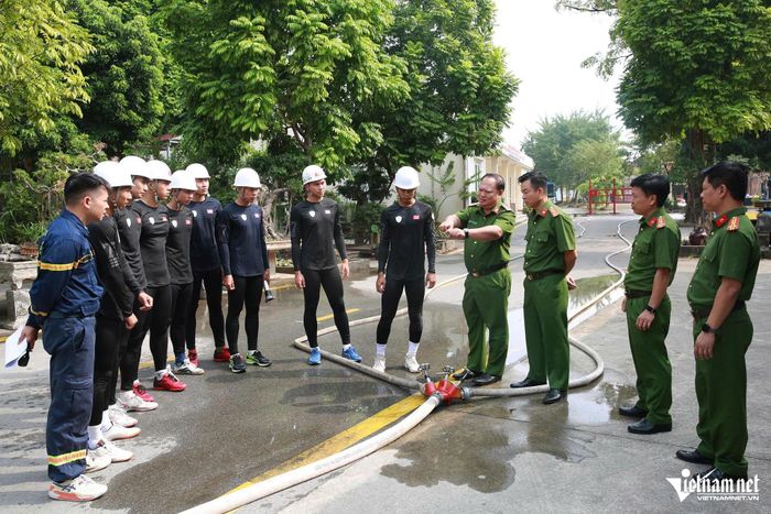 Đại tá Hoàng Ngọc Huynh, Phó Cục trưởng Cục Cảnh sát PCCC&CNCH kiểm tra công tác tập luyện. Ảnh: Đình Hiếu