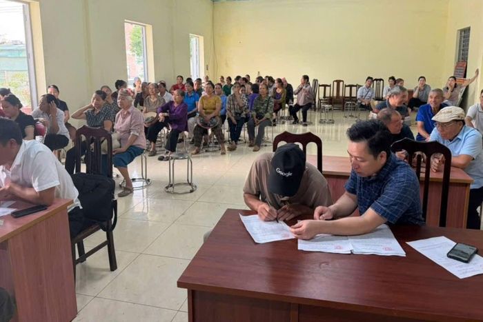 Người dân xã Thịnh Minh trực tiếp tham gia đóng góp ý kiến về việc điều chỉnh địa giới hành chính. Ảnh: UBND xã Thịnh Minh