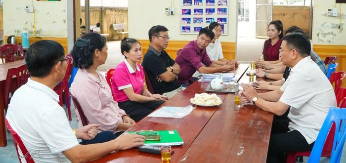 Lãnh đạo UBND xã Thanh Ba lắng nghe tâm tư nhân dân trong xã về điều chỉnh địa giới hành chính. Ảnh: UBND xã Thanh Ba