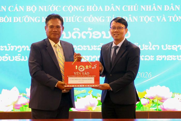 Phó Chủ tịch UBND tỉnh Nguyễn Thanh Hà tặng quà lưu niệm cho ông Phongtisouk Siphomthaviboun. Ảnh: N.X