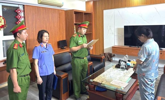 Kiểm sát viên kiểm sát việc thi hành Lệnh khám xét nơi ở của Quách Chí Lâm.