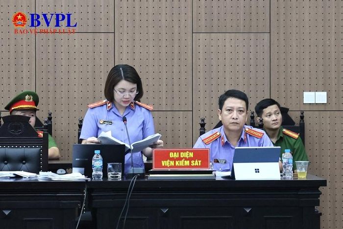 Đại diện VKSND TP Hà Nội công bố bản cáo trạng tại phiên tòa.
