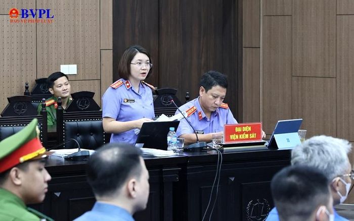 Đại diện VKSND TP Hà Nội công bố bản cáo trạng tại phiên tòa.