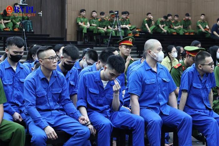 Do bản cáo trạng rất dài nên Hội đồng xét xử cho các bị cáo được ngồi khi Viện kiểm sát công bố bản cáo trạng.