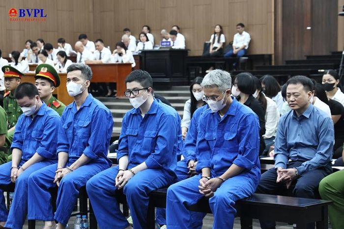 Do bản cáo trạng rất dài nên Hội đồng xét xử cho các bị cáo được ngồi khi Viện kiểm sát công bố bản cáo trạng.