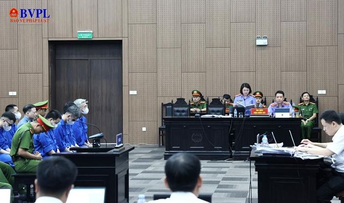 Quang cảnh đại diện VKSND TP Hà Nội công bố bản cáo trạng tại phiên tòa.