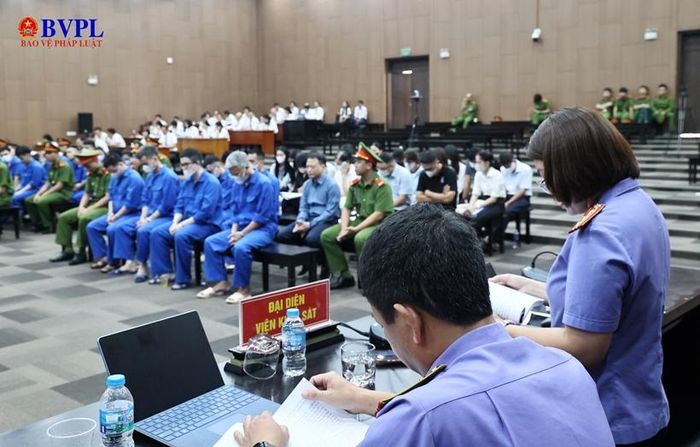 Quang cảnh đại diện VKSND TP Hà Nội công bố bản cáo trạng tại phiên tòa.