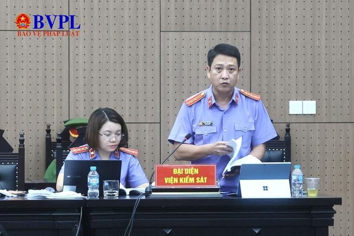 Đại diện VKSND TP Hà Nội công bố bản cáo trạng tại phiên tòa.