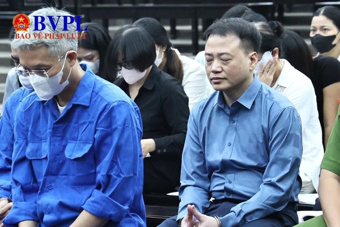 Bị cáo Nguyễn Hòa Bình (bên phải) tại phiên xét xử.