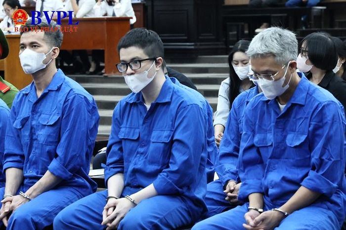 Bị cáo Phó Đức Nam (giữa) tại phiên xét xử.