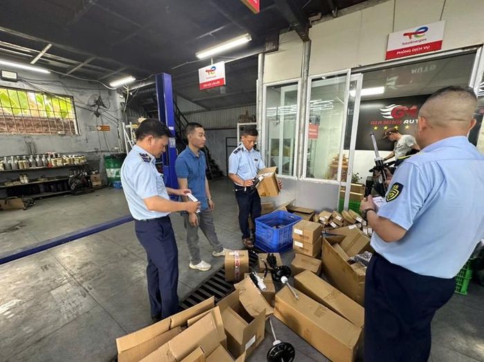 Một vụ việc vi phạm được lực lượng Quản lý thị trường Hà Nội phát hiện Ảnh: QLTT