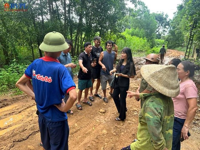  Bà con trong thôn phản ánh với báo chí.