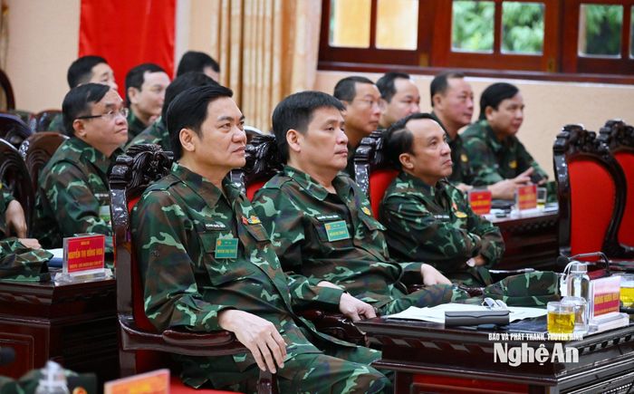 Đồng chí Hoàng Nghĩa Hiếu - Phó Bí thư Thường trực Tỉnh ủy, Chủ tịch HĐND tỉnh chủ trì tại điểm cầu Bộ Chỉ huy Quân sự tỉnh Nghệ An. Đồng chí Nguyễn Thanh Bình - Phó Bí thư Tỉnh ủy tham dự lễ khai mạc. Ảnh: Thành Cường