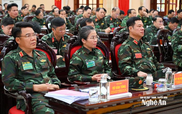 Các đồng chí: Võ Thị Minh Sinh - Phó Bí thư Tỉnh ủy, Chủ tịch Ủy ban MTTQ Việt Nam tỉnh; Thiếu tướng Lê Văn Long - Phó Tư lệnh Quân khu 3, Tổng đạo diễn diễn tập; Thiếu tướng Vũ Văn Tùng - Ủy viên Ban Thường vụ Tỉnh ủy, Chỉ huy trưởng Bộ Chỉ huy Quân sự tỉnh tham dự lễ khai mạc. Ảnh: Thành Cường