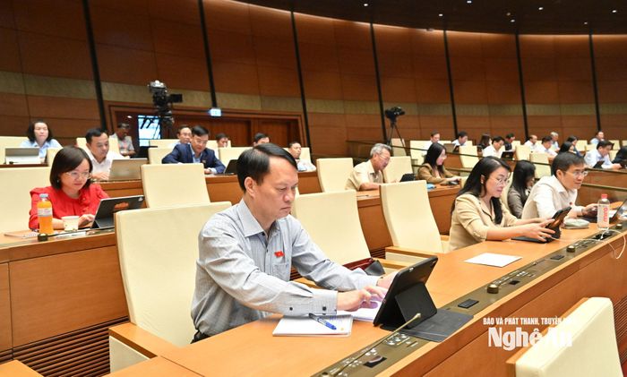 Đoàn ĐBQH tỉnh Nghệ An dự phiên thảo luận tại hội trường. Ảnh: Viết Chung