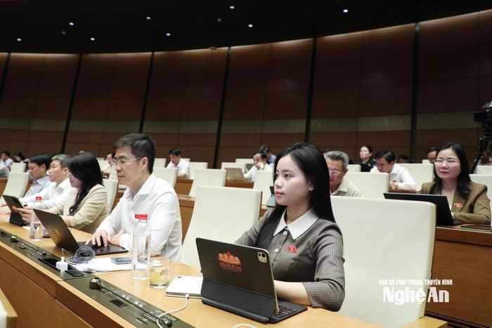 Đoàn ĐBQH tỉnh Nghệ An dự phiên thảo luận tại hội trường. Ảnh: Viết Chung