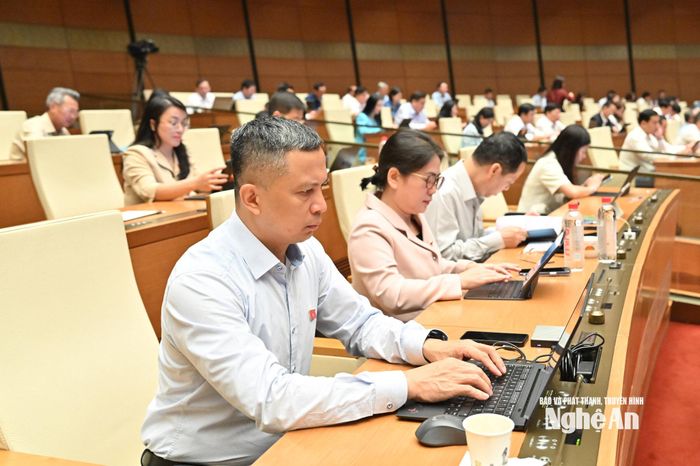 Đoàn ĐBQH tỉnh Nghệ An dự phiên thảo luận tại hội trường. Ảnh: Viết Chung