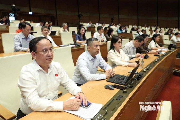 Đoàn ĐBQH tỉnh Nghệ An dự phiên thảo luận tại hội trường. Ảnh: Lâm Hiển