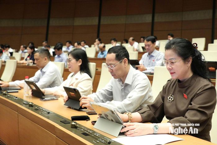 Đoàn ĐBQH tỉnh Nghệ An dự phiên thảo luận tại hội trường. Ảnh: Lâm Hiển