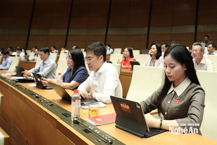 Đoàn ĐBQH tỉnh Nghệ An dự phiên thảo luận tại hội trường. Ảnh: Lâm Hiển