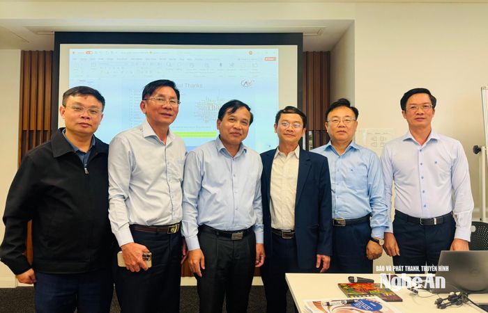 Nhà báo Nguyễn Như Khôi (thứ 3, trái sang) trong chuyến tham quan, nghiên cứu tại Đại học Công nghệ Sydney, Australia. Ảnh: NVCC