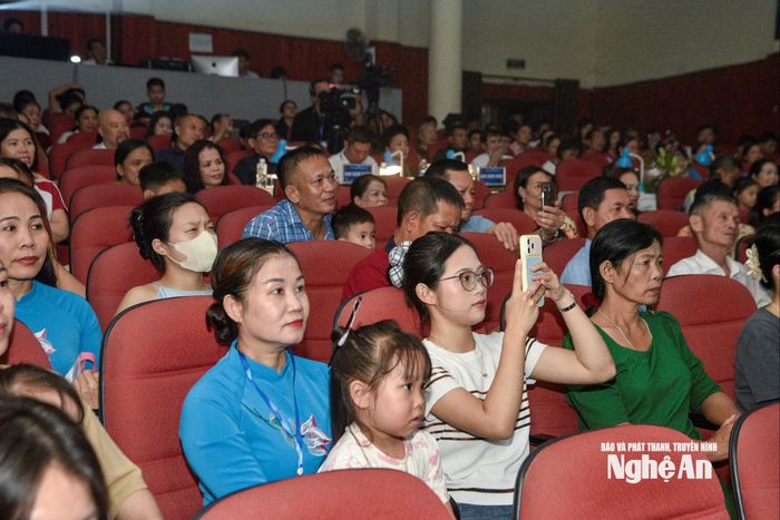 Đông đảo khán giả đến thưởng thức, cổ vũ cho các thí sinh tại cuộc thi Tìm kiếm tài năng dân ca ví, giặm. Ảnh: Minh Quân
