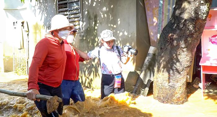Phóng viên Hoài Thu tác nghiệp tại tâm lũ quét ở Kỳ Sơn vào tháng 10/2022. Đây là trận lũ quét kinh hoàng nhất từ trước đến nay tại Kỳ Sơn. Trận lũ quét kéo dài trong nhiều giờ, tràn qua các khu dân cư tại địa phương. Ảnh: P.V