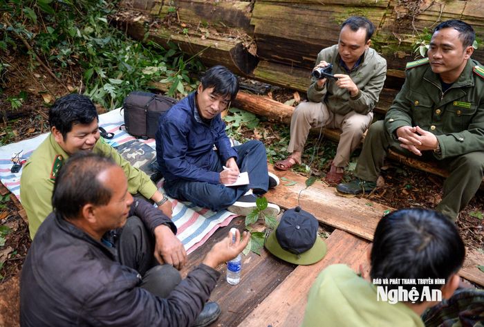 Phóng viên tác nghiệp trên đại ngàn Khu Bảo tồn thiên nhiên Pù Huống. Ảnh: Thành Cường