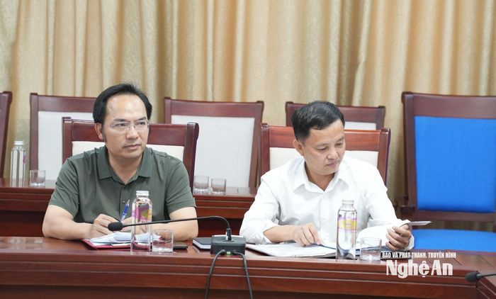 Cán bộ Sở Công Thương, Sở Nông nghiệp và Môi trường tiếp thu nội dung hội nghị. Ảnh: Nguyễn Toàn