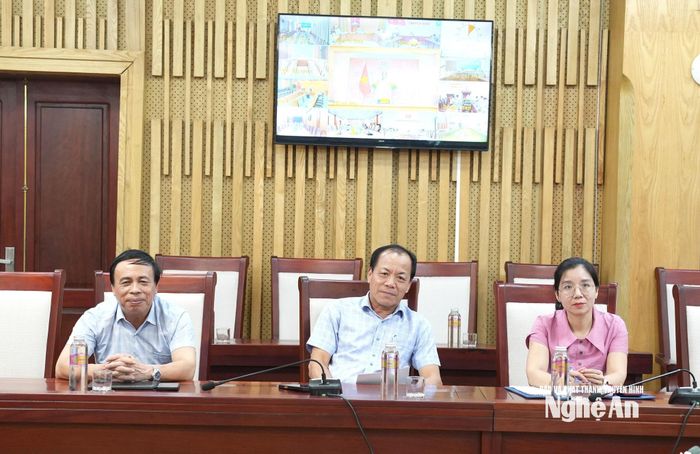 Giám đốc Sở Công Thương Phạm Văn Hóa cùng đại diện Sở Xây dựng và Văn phòng UBND tỉnh tham dự hội nghị. Ảnh: Nguyễn Toàn