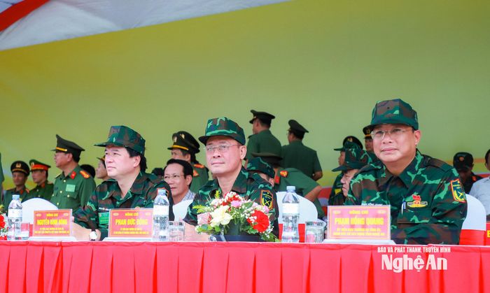 Các đồng chí Ủy viên Ban Thường vụ Tỉnh ủy theo dõi thực binh A2. Ảnh: Thành Duy
