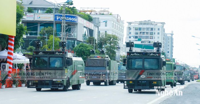 Diễu hành phương tiện tham gia thực binh A2. Ảnh: Thành Duy