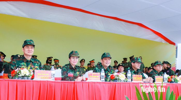 Các đồng chí trong Thường trực Tỉnh ủy, Ban Thường vụ Tỉnh ủy theo dõi thực binh A2. Ảnh: Thành Duy