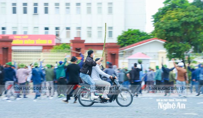 Tình huống tụ tập đông người gây rối an ninh, trật tự, bạo loạn tại thực binh A2. Ảnh: Thành Duy
