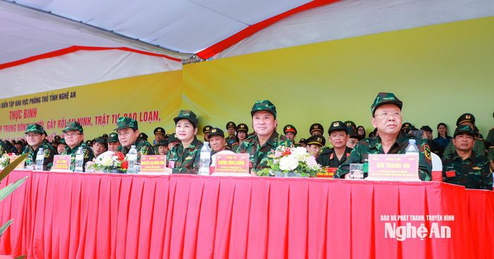 Các đồng chí Ủy viên Ban Thường vụ Tỉnh ủy theo dõi thực binh A2. Ảnh: Thành Duy