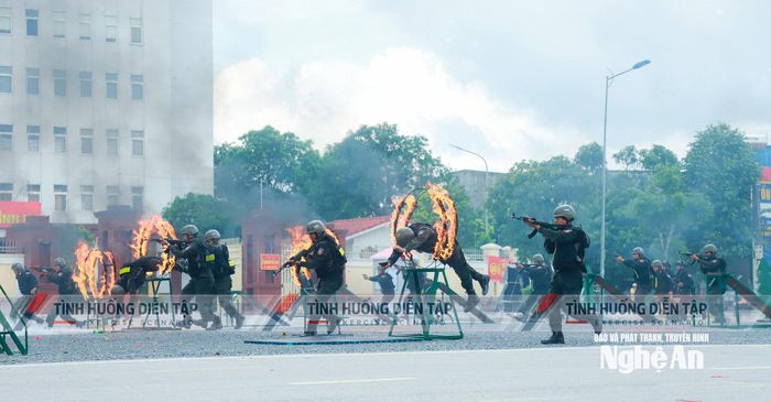 Chiến sĩ Cảnh sát Cơ động thực hiện các nội dung tại thực binh A2. Ảnh: Thành Duy