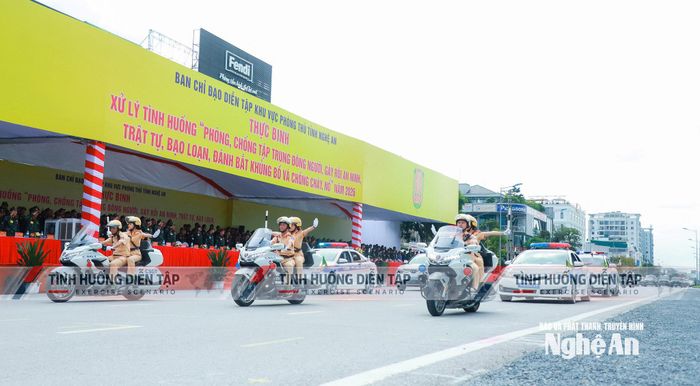 Diễu hành phương tiện tham gia thực binh A2. Ảnh: Thành Duy