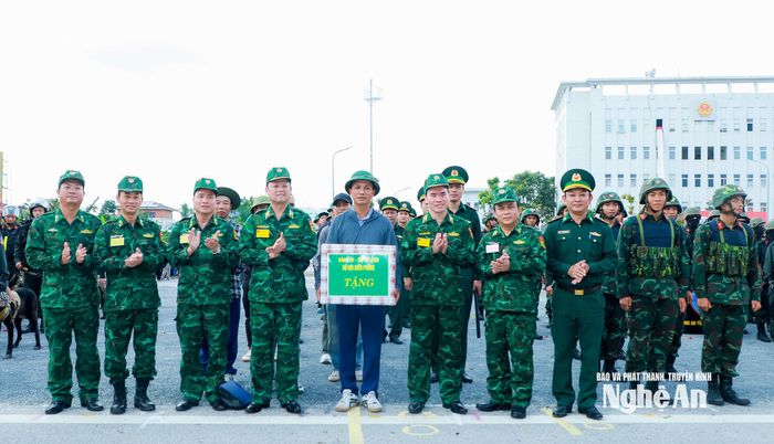 Trung tướng Vũ Trung Kiên - Ủy viên Trung ương Đảng, Tư lệnh Bộ đội Biên phòng tặng quà cho các lực lượng Ban Chỉ huy Bộ đội biên phòng tỉnh tham gia thực binh A2. Ảnh: Thành Duy