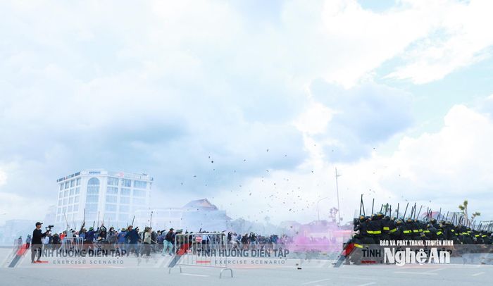 Tình huống xử lý bạo loạn tại thực binh A2. Ảnh: Thành Duy