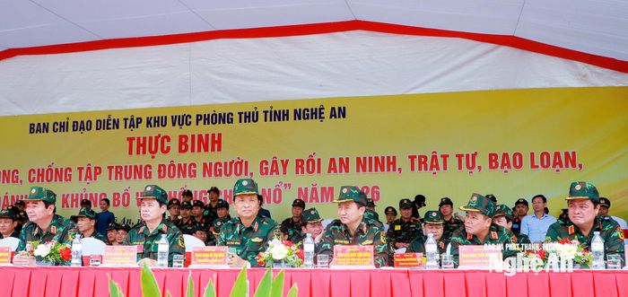 Các đồng chí lãnh đạo Bộ Quốc phòng và Quân khu 4 theo dõi thực binh A2. Ảnh: Thành Duy
