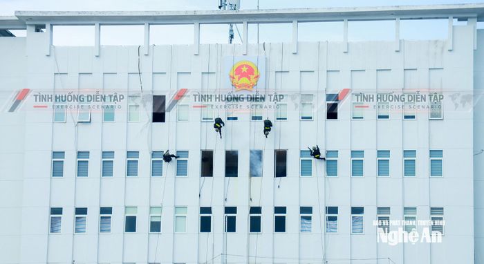 Tình huống giải cứu con tin tại thực binh A2. Ảnh: Thành Duy