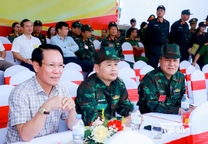 Các đồng chí lãnh đạo các sở, ban, ngành theo dõi thực binh A2. Ảnh: Thành Duy