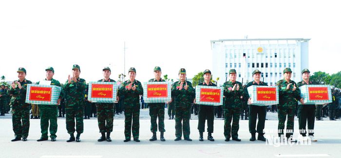 Đại tướng Nguyễn Tân Cương - Ủy viên Trung ương Đảng, Ủy viên Thường vụ Quân ủy Trung ương, Tổng Tham mưu trưởng Quân đội Nhân dân Việt Nam, Thứ trưởng Bộ Quốc phòng, Trưởng Ban chỉ đạo diễn tập Bộ Quốc phòng và các đồng chí lãnh đạo Quân khu 4, tỉnh Nghệ An tặng quà cho các lực lượng tham gia thực binh A2. Ảnh: Thành Duy