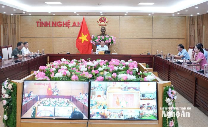 Phó Chủ tịch UBND tỉnh Phùng Thành Vinh chủ trì tại điểm cầu UBND tỉnh Nghệ An. Ảnh: Nguyễn Toàn