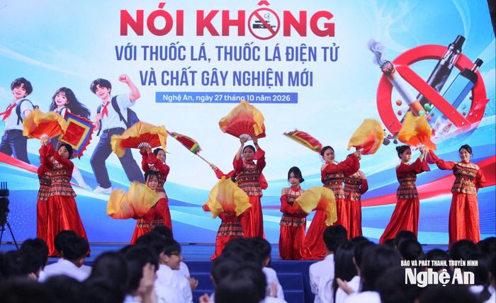 Chương trình văn nghệ của học sinh Trường THPT Lê Viết Thuật biểu diễn tại diễn đàn. Ảnh: Mỹ Hà