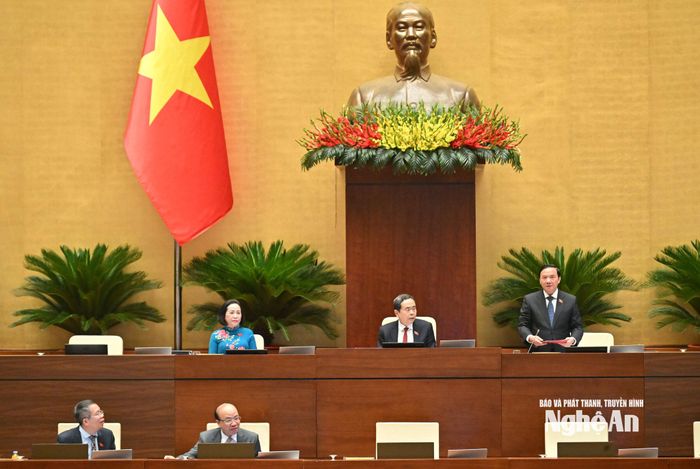 Phó Chủ tịch Quốc hội Nguyễn Khắc Định điều hành phiên thảo luận tại hội trường. Ảnh: Viết Chung